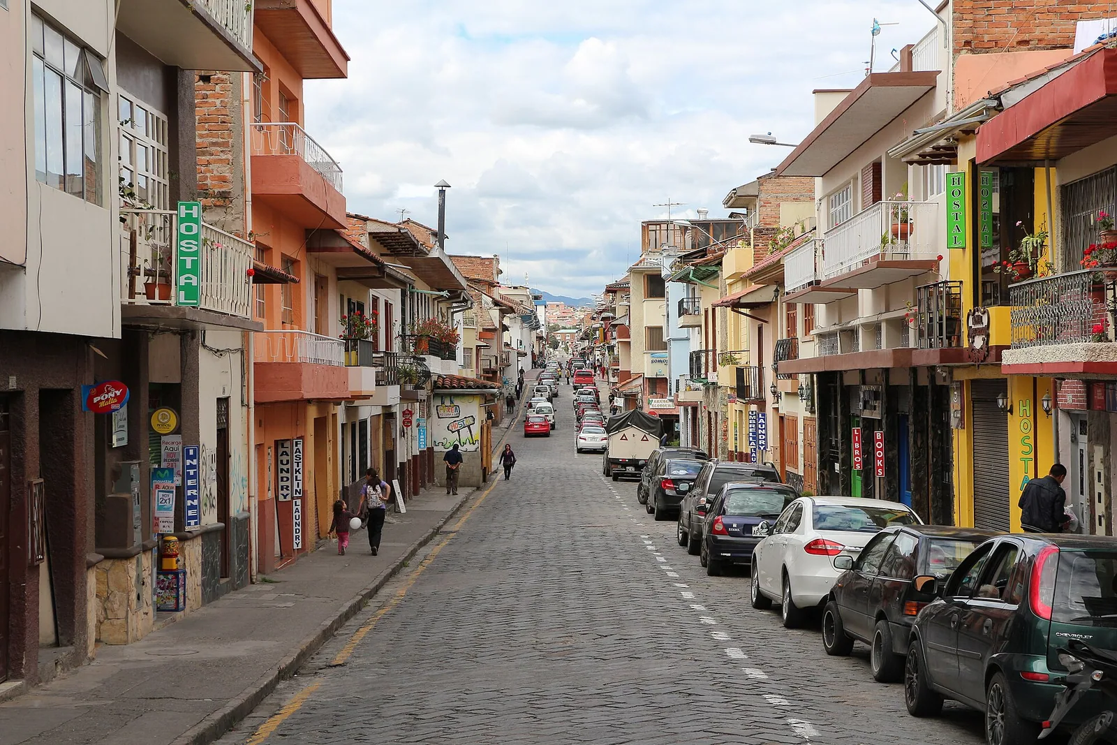Calle empedrada entre fachadas tradicionales del centro urbano de Cuenca