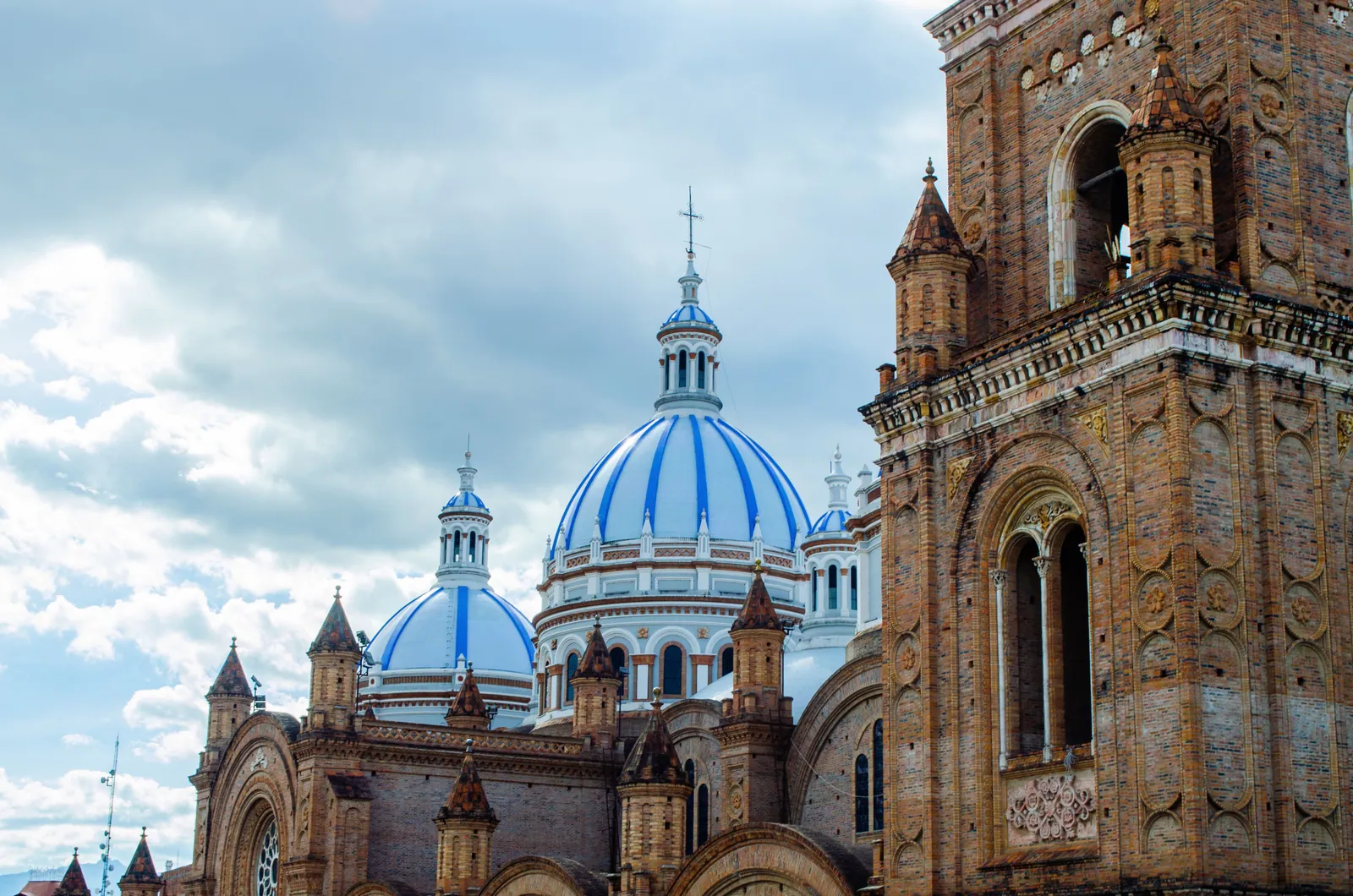 Cúpulas azules y fachada de ladrillo de la Catedral Nueva de Cuenca