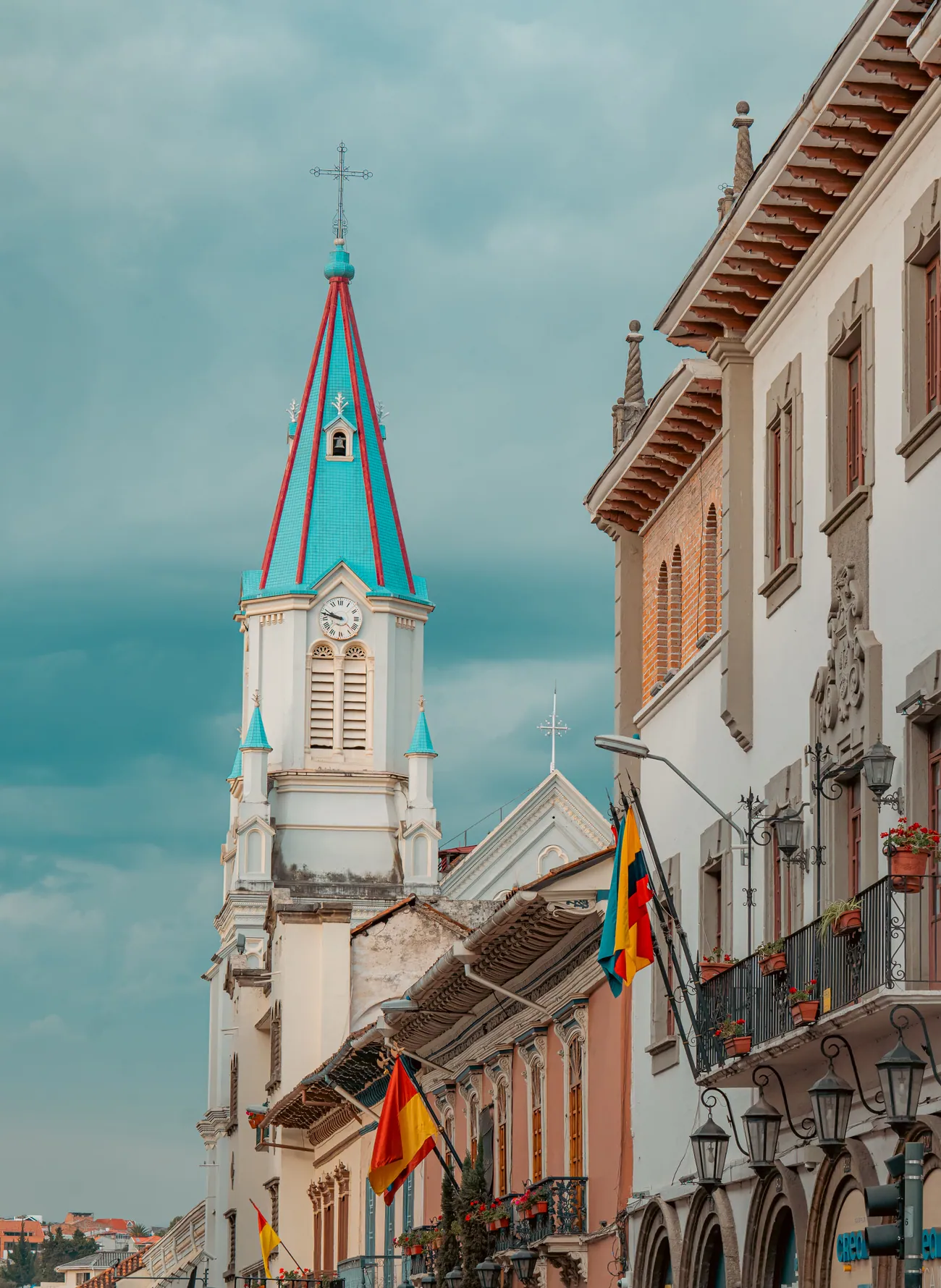 Torre y balcones de arquitectura tradicional del Centro Histórico de Cuenca