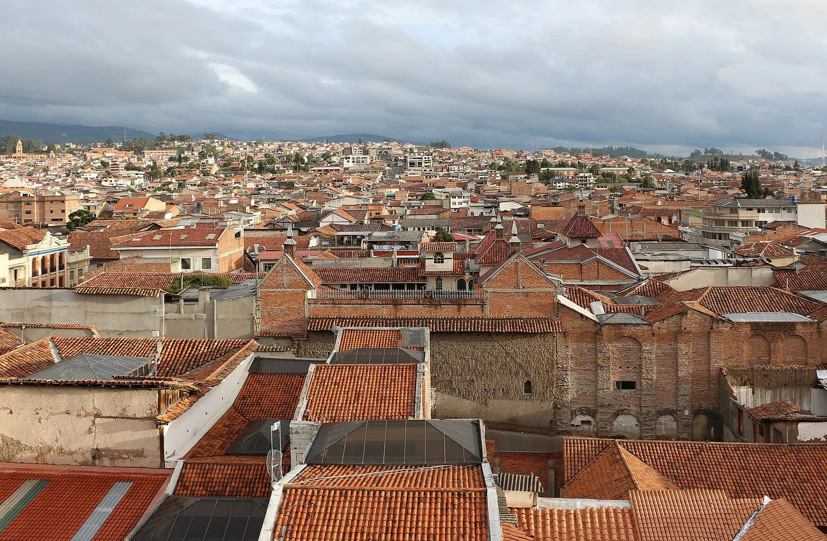Tejados del Centro Histórico de Cuenca bajo un cielo andino nublado