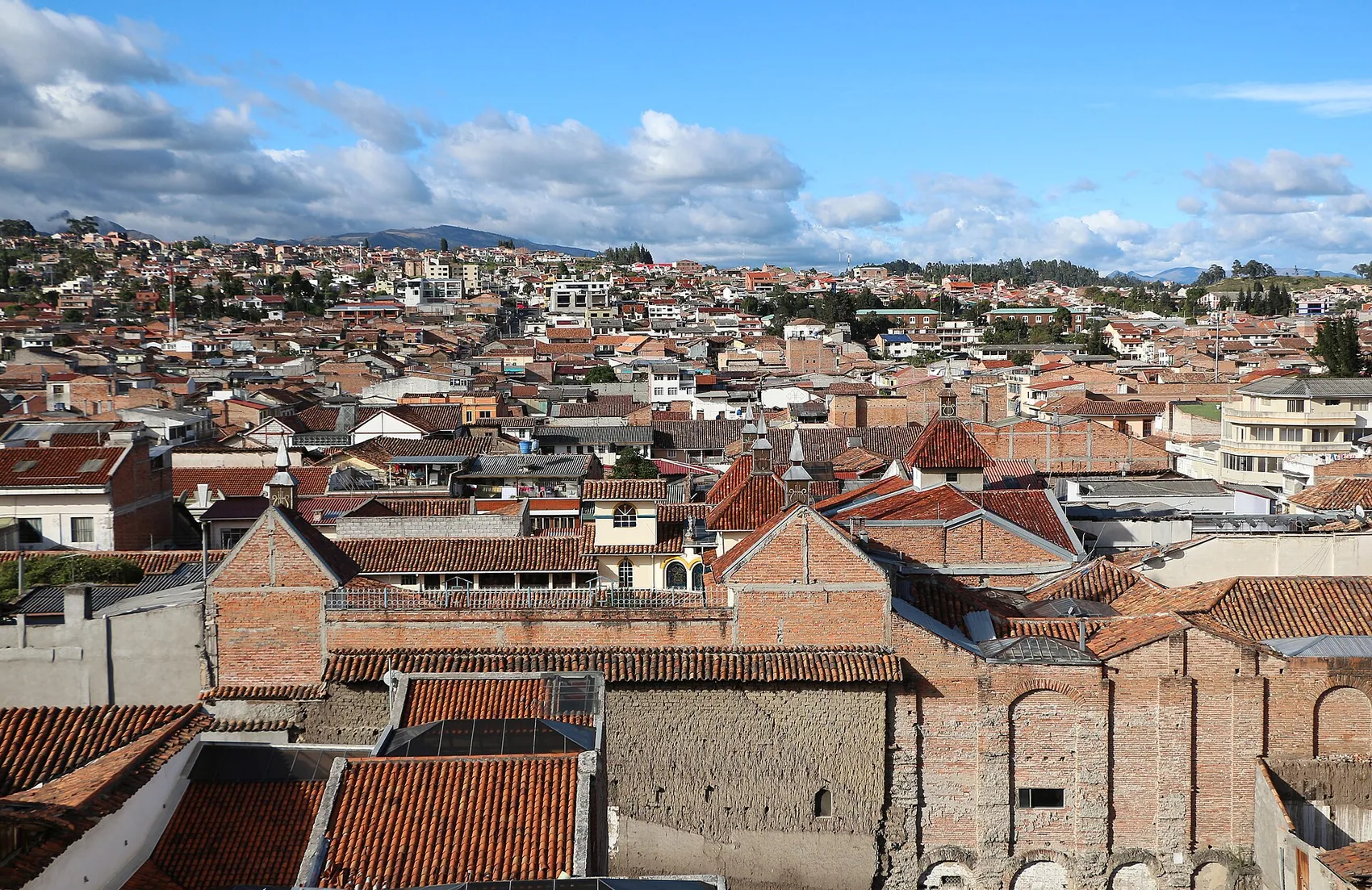Panorámica soleada de los tejados de Cuenca y las montañas del Austro
