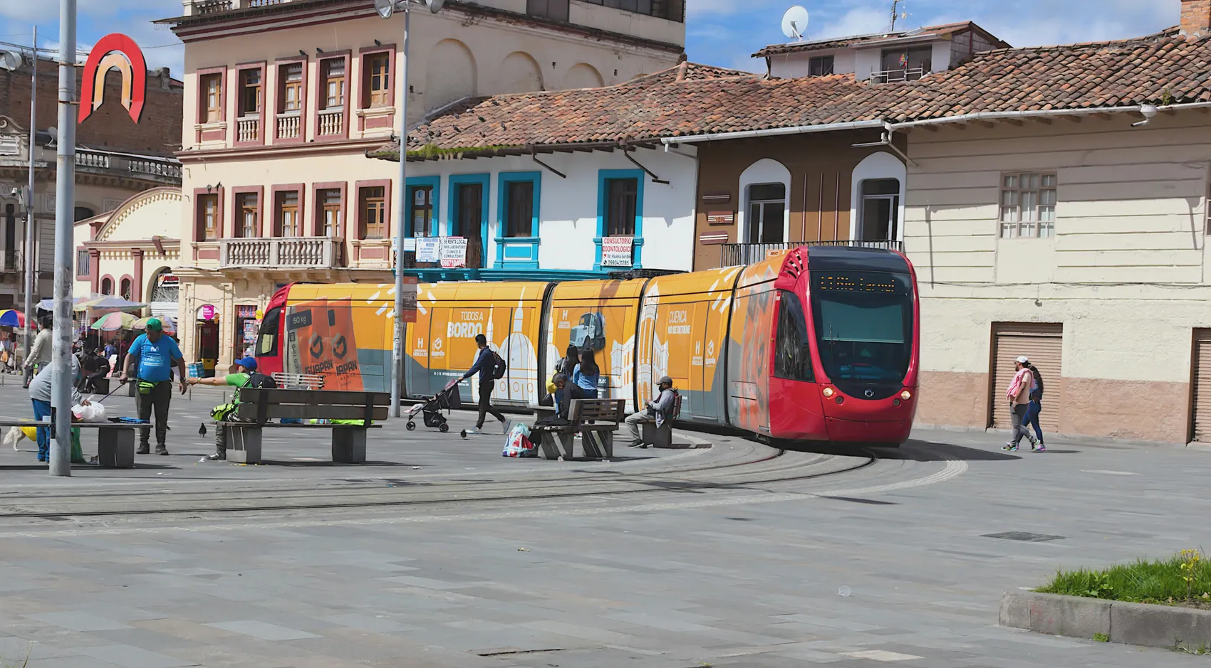 Tranvía de Cuenca atravesando una plaza entre edificaciones históricas