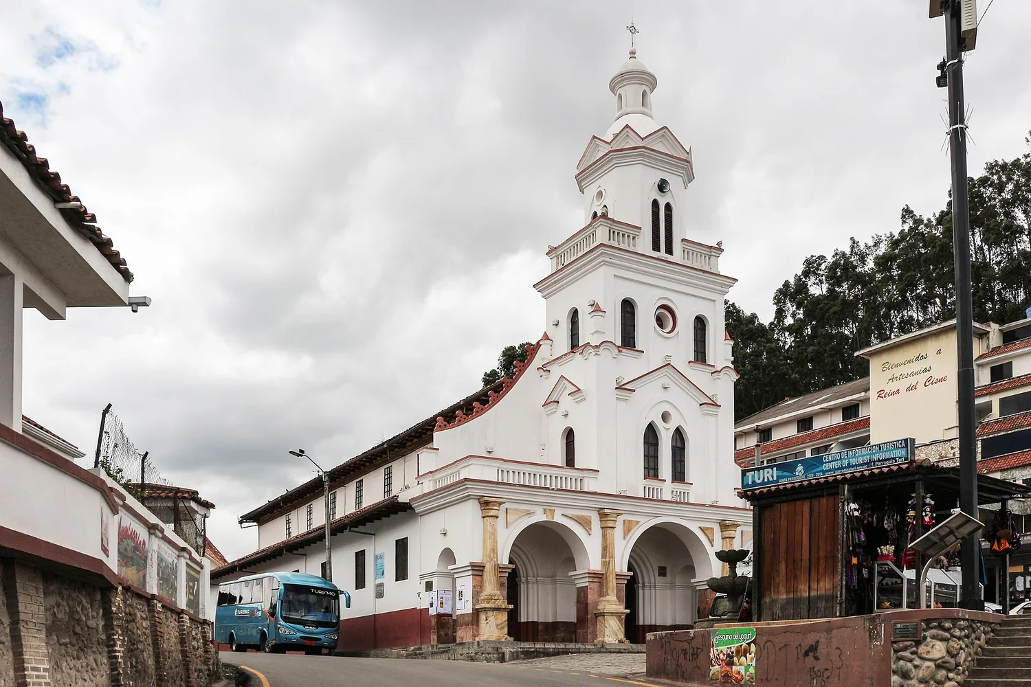 Iglesia blanca de Turi en las colinas que miran hacia Cuenca
